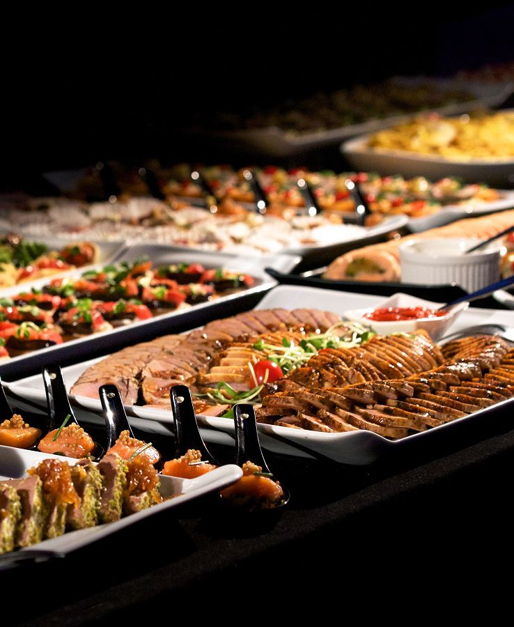 Vielfältiges Buffet mit warmen Gerichten, Antipasti und Fingerfood, stilvoll angerichtet